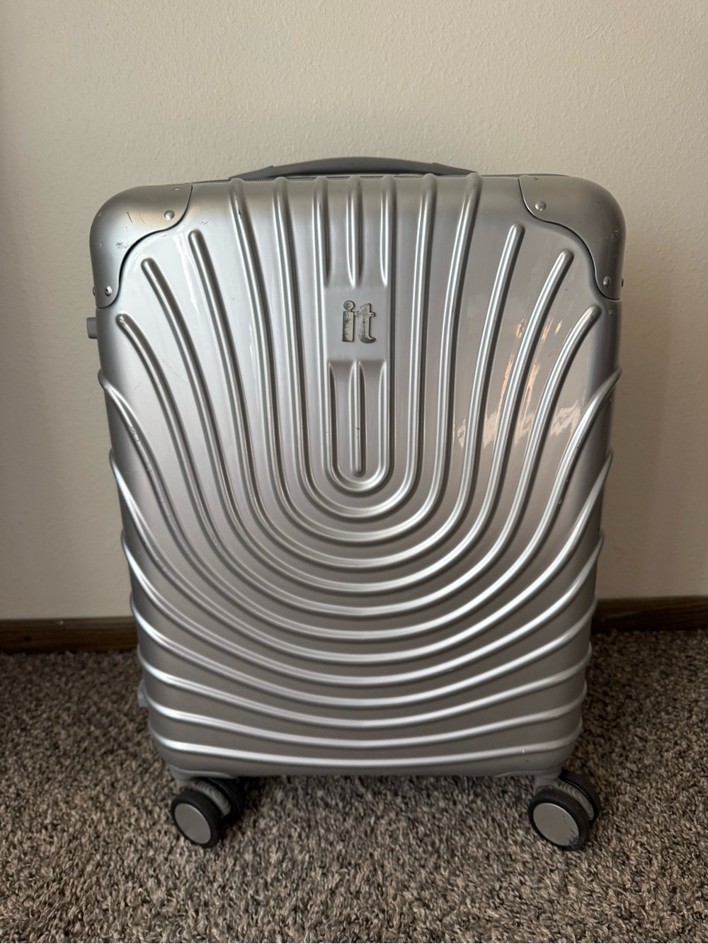 It Luggage Silver Hardside Expandable Rolling Suitcase